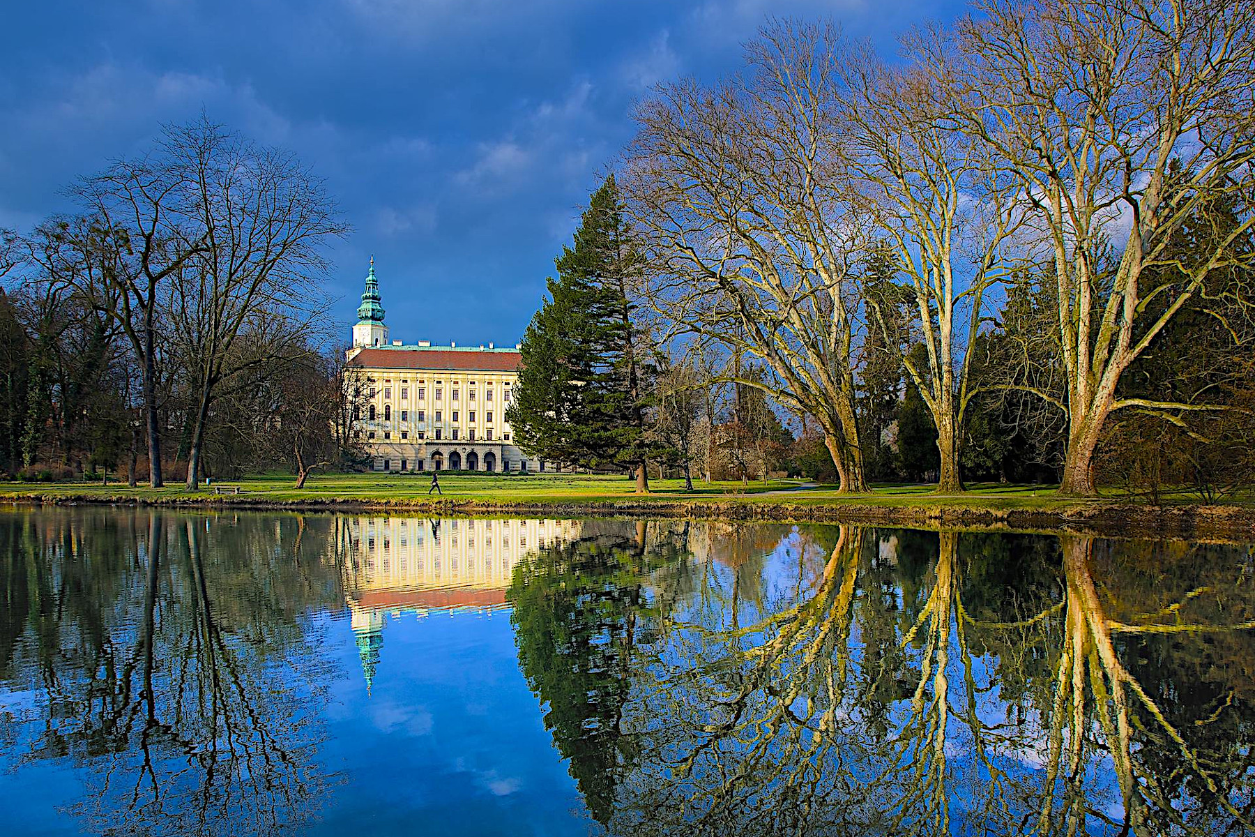 ARCIBISKUPSK ZMEK V KROM͎ (NKP, UNESCO)